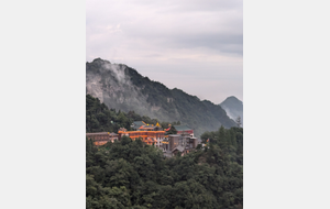 Les monts « Wudang », qui s’élèvent au nord-ouest de la province du Hubei, est un des quatre principaux centres du culte taoïste en Chine, ainsi que le foyer légendaire du courant des arts martiaux internes. Cette chaîne de montagnes compte 72 pics dont le point culminant s’élève à 1612 m. Elle est parsemée de temples d’architecture Ming et Qing. 