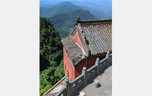  Zone du sommet Doré. Les bâtiments de cette zone sont situés à une altitude qui va de 1 300 à 1 600 m. Ce sont les joyaux du mont Wudang, le meilleur endroit pour apprécier la magnificence et les mystères de cette terre céleste, l’héroïque ambition de dominer toute la nation de cet endroit et le panorama des 72 cimes. 